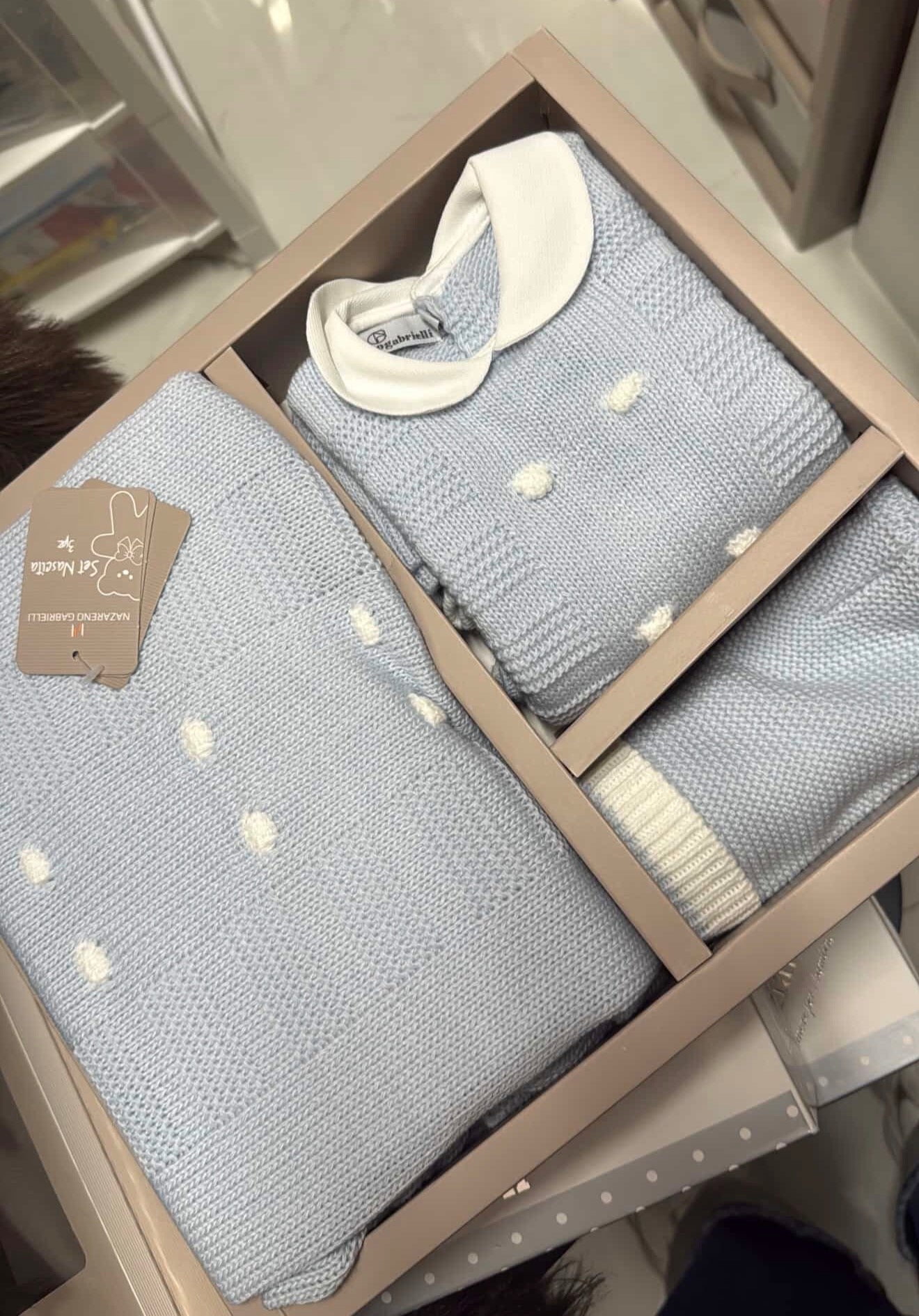 Set prima nascita con ricamo su colletto